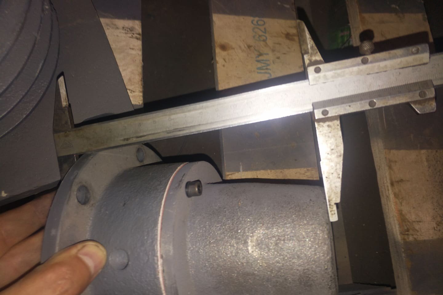 Dimensional check on a bearing housing feature